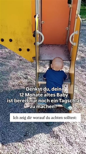 Lies hier 👀 Damit ein Kind stabil nur noch einen Tagschlaf machen kann, braucht es morgens mindestens 4,5 Stunden Wachzeit ☀️ Und zwar nicht irgendwie wach, sondern reguliert, aufmerksam und gut gelaunt. 👉 Das schaffen die wenigsten Babys mit 12 Monaten. Für die meisten Kinder liegt dieser Entwicklungsschritt eher bei 14–15 Monaten 🧠💤 Wird zu früh auf einen Schlaf umgestellt, wird das Kind unnötig gezogen. Der Schlafdruck reicht noch nicht aus, die Erschöpfung sammelt sich über den Tag und z