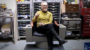 Adam Savage Scratch -dan ishlaydigan Star Trek kapitanining stulini quradi