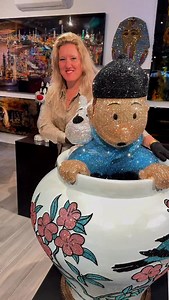 ✨ Pop culture meets luxury art ✨ Angela Gomes • Tintin Blue Lotus Handcrafted with more than 90,000 Swarovski crystals. Unique. 1/1. A true collector’s piece. This masterpiece by Angela Gomes, available exclusively at CJS Gallery, blends iconic youth culture with pure luxury: – Original sculpture, entirely handmade – Adorned with over 90,000 Swarovski crystals – Dimensions: 70×70 cm (diameter) x 125 cm high – Edition: 1/1, worldwide unique 🔒 Worldwide insured shipping in a wooden crate 💌 Inqui