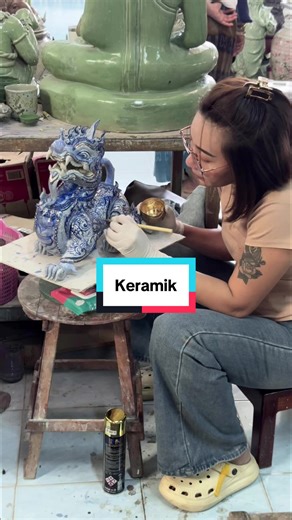 Kunst, Handwerk und gutes Essen in Sukhothai! 🎨🍛 Unser Roadtrip führte uns heute in die Sukhothai Sangkhalok Crafting Area. Hier wird die jahrhundertealte Tradition der Sangkhalok-Keramik am Leben erhalten. 🏺✨ Es ist wahnsinnig beeindruckend zu sehen, wie viel Detailarbeit in den Ganesha- und Buddha-Statuen steckt. Von rohem Ton bis zum fertigen Kunstwerk – echtes Handwerk! Und natürlich durfte eine Stärkung mit lokalem Thai-Food vorher nicht fehlen. 😋 #Sangkhalok #SukhothaiCeramics #ThaiCra