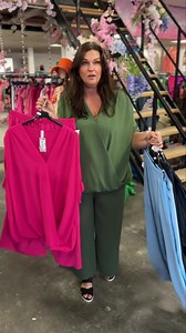 Hou jij van sets ??? Dit is oa een combi die je kunt maken 🤩 Deze ( 14.95) blouses zijn waanzinnig.. lekker over de billen en heel mooi ruim met een mooie overslag 😍 https://www.curvedangels.nl/product/5065/ En de laatste stuks van deze fijne broeken shop je ook voor 14.95 en ook deze zijn mooi ruim tot zeker 50 🥳 https://www.curvedangels.nl/product/5942/ | Bianca Haagse Markt at Curved Angels