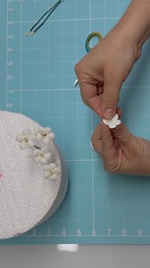 56K views · 290 reactions | Small Flowers  • • • • #gumpaste #gumpasteflowers #sugarflowers #sugarflower #sugarflowerart #artsugar #cake #cakes #cakedecorator #cakedesign #cakedecorating #cakeart #cakeartist #cakedecoratorsofinstagram #cakesupplies #topper #toppers #flowers #birthdaycake #weddingcake #weddingcakes #cakemaker #rose | Garden Sugar Flowers | Facebook