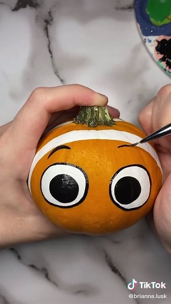 No butts were touched in the making of this video🐠 #halloween #pumpkinpainting #pumpkin #nemo #october #briannaritter #halloweendiy #halloweenart