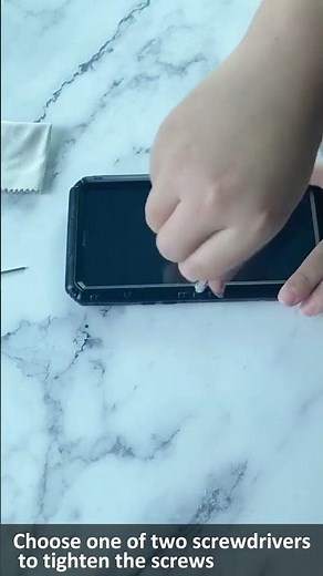 How to quickly install a heavy-duty phone case