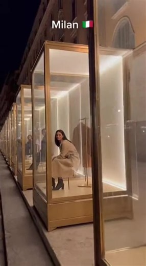 When you are literally the window shopper. Milan's fashion game is next level!