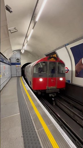 London Underground 1973 Piccadilly Line at Holborn #trainspotting #railway