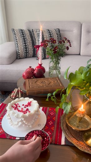 ‎Sib cake سفارش کیک‎ on Instagram‎: "اینم از کیک یلدایی ساده اما زیبا😍 کیک باید همینقدر ساده و شیک و بدون رنگ و البته خوشمزه باشه👌🏼 امیدوارم یلدای قشنگی کنار عزیزانتون داشته باشید❤️ #کیک #کیک_یلدا #سیب_کیک #کیک_خانگی #کیک—خامه کیک_انار"‎