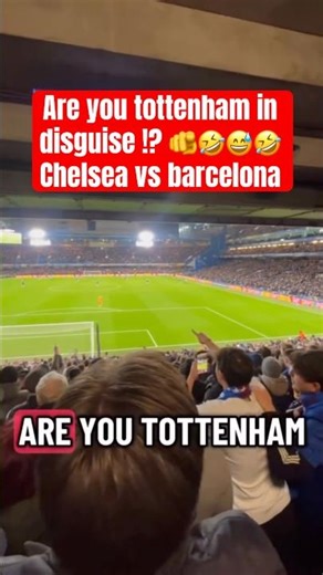 “😂 CHELSEA FANS TROLL BARCELONA! ‘ARE YOU TOTTENHAM IN DISGUISE?’ — HILARIOUS CHANT GOES VIRAL! 🔵🔥”