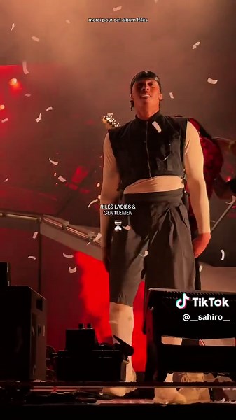 Rilès sur scène après une décennie : un moment inoubliable