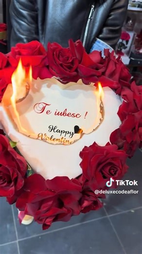 Nu e doar un buchet, e o experiență! 🔥🌹” Ai văzut vreodată un mesaj care apare din flăcări? Surprinde-o cu noul buchet interactiv de la Deluxe Codea Flor . ✅ Trandafiri premium ✅ Mesaj personalizat ascuns ✅ Factorul „WOW” garantat Eleganța trandafirilor roșii întâlnește misterul unei surprize de neuitat. Pentru momentele când cuvintele simple nu sunt de ajuns, alege un buchet care „vorbește” prin foc și pasiune. Ideal pentru cereri în căsătorie, aniversări sau pur și simplu pentru a spune „Eșt