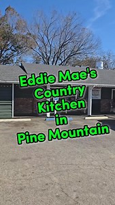 Looking for a great breakfast restaurant in Pine Mountain, GA? Eddie Mae’s Country Kitchen is a clean, cozy spot with delicious country-style food. Our western omelet, pancakes, and peppered bacon were all so good! #PineMountainRestaurants #BestBreakfastGA #SouthernFoodie #LocalEats | Giana Cowan
