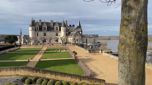 1.9K reactions · 432 shares | Hop, un petit aperçu sur le château et le cours de la Loire depuis la terrasse du jardin de Naples. Le soleil est attendu dans la journée au dessus d'Amboise. Belle journée à tous ! N'hésitez pas à partager la vidéo ! #amboise | Château Royal d'Amboise | Facebook