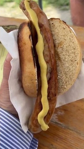 Fleischer Bratwurst im Brötchen