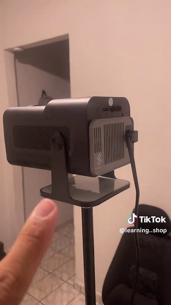 🍿 Tenha um cinema gigante em casa com o HY320 #ProjetorHY320 #CinemaEmCasa #TelaGigante #HomeCinema #AchadinhosTech