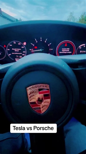 Tesla vs Porsche Navigationsvergleich in Köln
