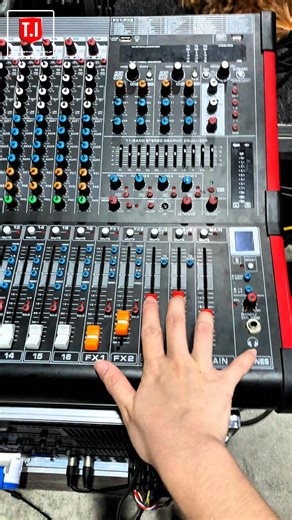 Pro210 Dual 10” 2-Way Line Array System with Dual 18” Subs – Full Set for 5000-Person Outdoor Shows & Concerts 8× Pro210 dual 10” tops (2×10” neodymium LF 3” HF driver) 4× Pro218 dual 18” subwoofers (2000W RMS / 3000W Peak each) 2× Pro15M stage monitors (15” LF 3” HF Neo) Matched digital amplifiers (4CH & 2CH), DSP processor, 12CH mixer Wireless mic set, flight case, cables, and flying frames Designed for: Concerts, music festivals, outdoor shows, stadium events, touring stages, and professional