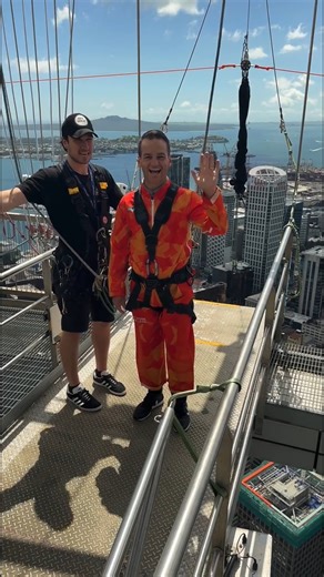 Why take a leap of faith? To help young Kiwis soar. Schneider Electric proudly supports the Graeme Dingle Foundation , an organisation dedicated to empowering rangatahi through programmes that build confidence, boost academic success, and open doors to future careers across Aotearoa. Yesterday, Oliver Hill – Country President at Schneider Electric New Zealand – put that commitment into action, swapping the boardroom for a 192-metre free fall as part of Drop Your Boss, a fundraiser bringing Kiwi 