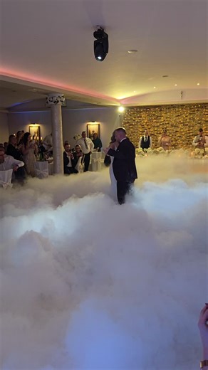 Hvala vam na odličnoj 2025. godini 🤍 Zahvaljujemo se svima koji su nam ukazali povjerenje i odabrali naš hotel za svoje najvažnije dane. Iza nas je mnogo predivnih svadbi, raskošnih ukrasa, vrhunskih jela, veselih plesova, dobre muzike i noći koje će se dugo pamtiti. Svaki osmijeh, svaki aplauz i svaka uspomena potvrda su da radimo ono što volimo – stvaramo trenutke vrijedne sjećanja. Hvala našim gostima, mladencima, partnerima i cijelom timu koji je dao srce u svaki detalj. Radujemo se novim p