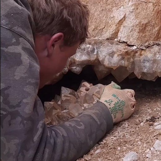 Schatzsuche - Super Bergkristalle aus einer Kluft! Top rockcrystal cluster out of the cleft!