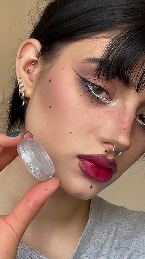 Applying Glitter Makeup: Step-by-Step Guide