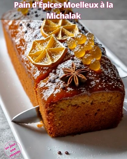 🍯 Pain d’Épices Moelleux façon Michalak – Ultra Fondant & Parfumé Un pain d’épices doux, moelleux et parfaitement parfumé : la recette idéale pour un goûter chaleureux ou un dessert d’hiver tout simple mais irrésistible. La texture est tendre, l’odeur envahie toute la cuisine, et chaque tranche fond littéralement en bouche. 💛 🛒 Ingrédients 135 g miel 80 g sucre roux 100 g lait 30 g beurre 1 œuf 150 g farine 4 g levure 5 g épices à pain d’épices 👨‍🍳 Étapes rapides 1️⃣ Faire fondre miel sucre