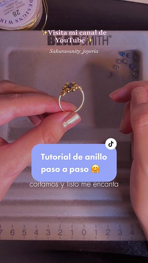 ¿Como hacer un anillo en alambrismo? Tutorial de anillo paso a paso 🤍 Si no tienen calibre 16 pueden usar el 18 :) La flor es tejida con hilo nylon 🫶🏻 Cualquier duda las leo aquí #tutorialanillos #tutorialbisuteria #bisuteria #bisuteriacreativa #alambrismofino #alambrismoperu #anilloshechosamano #joyeriafina #limaperu🇵🇪 #joyeriaarresanal #tutorialalambrismo #tutorialtiktok #wirerings #wirewrapping #sakuravanity #florquenosemarchita #flor #flortejida