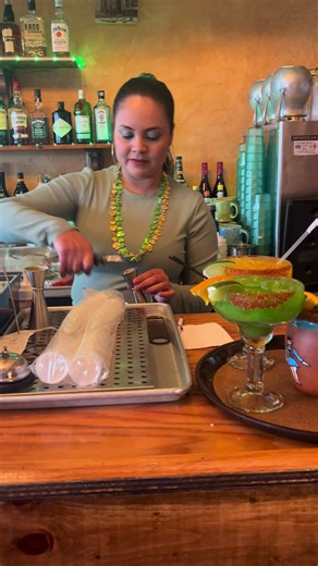 Y Aqui estamos empezando con las margaritas de st Patrick’s #green margaritas