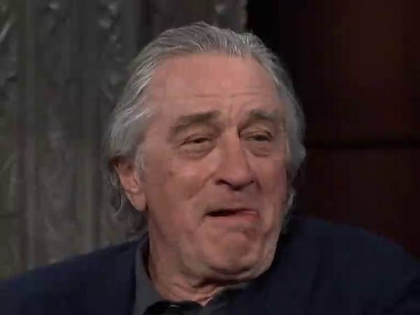 Quando perguntaram a Robert De Niro qual era o melhor ator com quem já havia trabalhado, ele respondeu sem hesitar: ele mesmo. Para quem conhece sua trajetória, soa como a mais pura honestidade. De Niro não é apenas um ator, é uma instituição viva do cinema, uma das maiores referências da história. De Travis Bickle em Taxi Driver a Jake LaMotta em Touro Indomável, passando pelo jovem Vito Corleone em O Poderoso Chefão Parte II, ele não interpretou personagens: ele se tornou eles. 🧠: De Niro gan