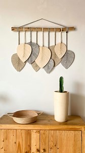 •TAPIZ DE PLUMAS PERSONALIZADO• 80 cm de ancho Colores: crudo, topacio, gris claro. Lo podemos hacer en las medias y colores que más te gusten 😍 | Asirio Macrame