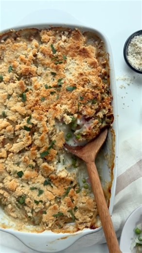 The Official Whole30 Program on Instagram: "This WHOLE30 HAM & HASH BROWN CASSEROLE is a delicious way to use up leftover ham or feed a crowd! Aside from needing just 20 minutes of prep to feed 8, what really makes this #whole30casserole is what’s on top. Nutritional yeast is dusted on for a touch of “cheesy” flavor, and almond flour mixed with melted ghee creates a mouth-watering, crunchy topping that’ll have everyone fighting for seconds. Ham and Hash Brown Casserole Prep: 20 minutes | Cook ti