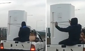 Vídeo: homens são flagrados fazendo selfie com geladeira em caçamba na ponte Rio-Niterói