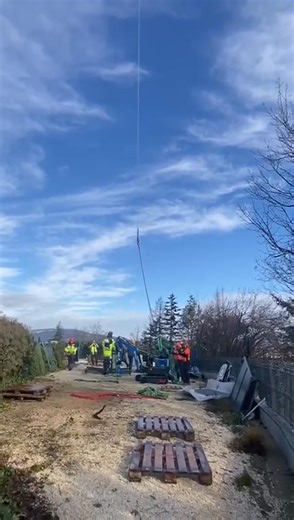 Helicopter‑Lifted RIPPA R10‑5 | Kubota‑Powered Mini Excavator in the French Alps #shorts Our customer took on a truly unique challenge: air‑lifting a RIPPA R10‑5 mini excavator with a Kubota engine by helicopter into the French Alps near Lac du Bourget for a premium renovation project in a stunning natural setting. In this short video you’ll see: A helicopter transport operation carrying the compact R10‑5 over dense pine forests A high‑end construction site in the mountains, with breathtaking vi