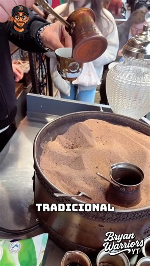 ☕🔥 ¡En Turquía, el café se hace con fuego… pero usando arena! La técnica ancestral del café turco con cezve es tan única que ver cómo se prepara es un espectáculo. ¿Lo tomarías? #CaféTurco #CuriosidadesDelMundo #ReelsViral #CulturaTurca #CaféTradicional #CaféConHistoria #CaféExótico #GastronomíaAncestral #CaféDelMundo #CulturaVisual | Bryan Warriors YT