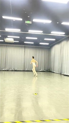 Dance Goddess in White 🤍🩰 Amazing Skills & Flexibility