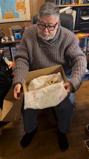 #OOFOS has introduced Club , the all-day recovery shoe. The brand told me that they wanted to create the ultimate in comfort recovery shoe! Well, they did it! #ForShoeGeeksOnly, I opened the shoe box of the #Club , a luxurious comfort-and-recovery shoe from the brand OOFOS! (see video attached) These shoes were overnighted by Angel Martinez and Liz White at @oofos. Angel told me, “This shoe will change your life.” I have watched several brands, from #Reebok to #Deckers, and he tends not to fall 