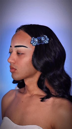 💍 Till death (and makeup) do us part 🦋✨ #CorpseBrideTransformation 🩵 To bring Emily to life, I used mostly @jeffreestarcosmetics @jeffreestar truly iconic for Halloween looks! 🌬️ Blue Blood Palette was a must: • Shade Undertaker for contour, eyeshadow, and brows • Shade Blue Blood for that perfect base 💫 Set it all with Magic Star loose powder in Translucent, and for the lips I mixed Prom Night 💖 Diva Forever 💋 💙 The perfect blue skin? Thank you @mehronmakeup Paradise AQ. 💍 Glossy lips?