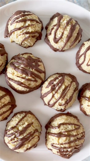 These healthy coconut macaroons are crisp on the outside and chewy on the inside. They’re vegan, gluten-free, naturally sweetened and only require 6 main ingredients! | Eating Bird Food