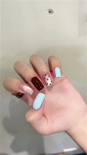 Sumpah comel gila design ni! 😭🩵🤎 Kuku Baby Blue + Brown Polka Dots ni auto nampak retro.