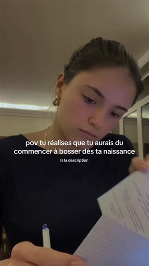 Louise – Médecine & Entrepreneuriat on Instagram: "POV (ironique) : t’aurais dû commencer à réviser à ta naissance 🤡 Mais plus sérieusement, c’est normal de se sentir dépassé(e). Quand c’est la cata et que t’as l’impression de te noyer, voilà 3 trucs qui m’aident vraiment : 1️⃣ Faire un Excel avec tous les cours : vus / à voir / maîtrisés / fichés → ça redonne du contrôle 2️⃣ Mélanger cours déjà vus + nouveaux → sinon tu t’épuises 3️⃣ Te satisfaire de chaque avancée, même petite → sinon frustra