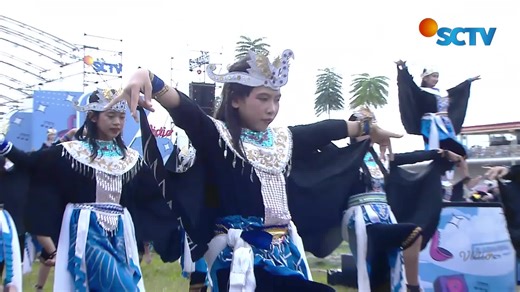 SCTV on Instagram: "Keren banget! Karnaval SCTV di Kebumen disambut dengan Tari Lawet yang super syahdu loh, Fevers! 🤩✨ #KarnavalSCTV #SCTVMusik #SCTVSpesial #SCTVSinetron #KarnavalSCTVKebumen"