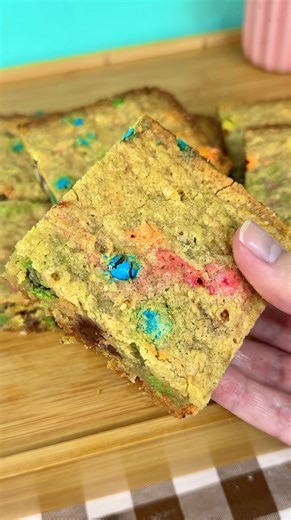 39K views · 113 reactions | Blondie - Brownie de chocolate branco com Mm’s Crispy 襤襤襤 Ingredientes: 225g de chocolate branco 125g de manteiga 2 ovos 1/3 de xícara de açúcar 2 colheres de chá de baunilha 1 xicara de farinha de trigo Uma pitada de sal #receita #receitafacil #chocolover #sobremesa #confeitaria | Lais Cintra Receitas | Facebook