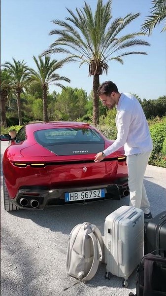 💡Can you go on a trip with two people and baggage with a 250 k Ferrari Amalfi?
