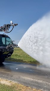 This #Striker 4x4 ARFF is coming in hot. 🔥 Heading to DFW International Airport Fire Training Research Center, the unit is fully loaded with our most advanced technology: 🚿 500/1,000 gpm #Snozzle HRET 💦 12-inch piercing tip extension 💧 375/750 gpm low attack bumper turret 📷 Thermal imaging camera | Oshkosh ARFF