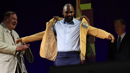 Charles Woodson receives his gold jacket at 2021 HOF enshrinement