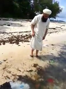76K views · 1.7K reactions | BEHIND THE SCENES (series) The blessed Shaykh performing Wudu on a Da'wah Tour some years ago at one of the many Islands in Southeast Asia. Admin Post. | Ahmad Dabbàgh | Facebook