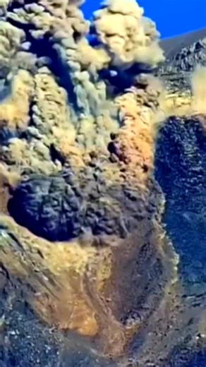 🇮🇩 | Explosión del Volcán Monte Semeru de Java, #Indonesia. (Noviembre 18, 2023). Cortesía: Sumber Sari Kamar / CCTV ✓. #volcan #volcano #gunung #climagram #redclimaticamundial #zabedroskymix #volcanoeruption #volcanenerupcion #zabedrosky #gunungerupsi #geology #earthquake #geologia #semeru #java | Red Climática Mundial