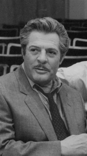 Marcello Mastroianni on Instagram: "🎄~Film da scoprire: Splendor" (1989) 📽 Ettore Scola 🥁 Armando Trovajoli In preda ai debiti, Jordan (Mastroianni) si ritrova costretto a vendere il vecchio cinema Splendor ad un ricco uomo d'affari. Dopo la sua distruzione, il posto dovrebbe ospitare un enorme supermercato. 📌 Il film che Marcello guarda è "La vita è meravigliosa" di Frank Capra; 📌 Il film è disponibile gratuitamente su YouTube. #massimotroisi#troisi#ettorescola#ettorescolaforever#splendor#