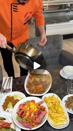 ANKARAGURUSU on Instagram: "Sivas Has Bize Has 🔥🔥🔥 Balgat’ta bulunan @sivashasdoner_balgat 👍🏻 reklam içerir. İkramlar sınırsız ve ücretsiz yapmışlar ama ben ikramları çok beğendim özellikle pişmiş biber domates ve turşusu çok iyi👍🏻 yemekten sonra çayla fıstıklı baklava da ikram ediyorlar 👏🏻 Sivas köftesinin de dönerinin de hakkını veriyorlar🔥 köfte de sadece tuz var, orijinalinde olduğu gibi👍🏻 Bi de çökelekli pideleri var mutlaka denenmeli😍 Köfte 220gr 305₺ Döner 125gr 295₺ İskender