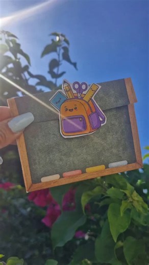 Recursos educativos | Planificaciones on Instagram: "📚✨ MI PIZARRÓN PLEGABLE. SEMANA PARA CONOCERNOS 📚✨ 🖍️💚 Un librito tipo pizarrón que acompaña a los niños y niñas durante los primeros días, con consignas simples y significativas para presentarse, expresarse y comenzar a construir el grupo. 👉🏼 Un recurso ideal para los primeros días de clases, pensado para trabajar la adaptación de manera lúdica, emocional y divertida. 📖 Incluye un mini libro plegable con formato pizarrón y 5 hojas inte