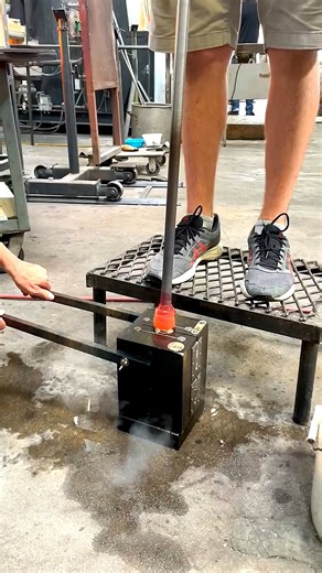 ASMR: The high-pitched Squeak of the Jacks shaping the neck of this Hand-Blown vase. 👂⚙️ | Glass Spark